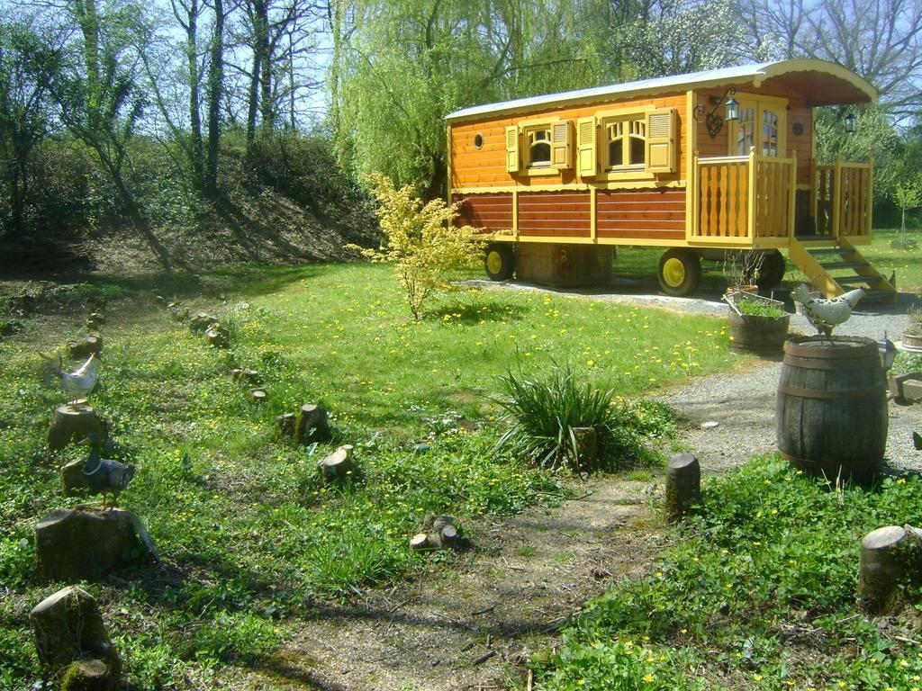 Les Roulottes De Saint-Sulpice Guest House Екстериор снимка