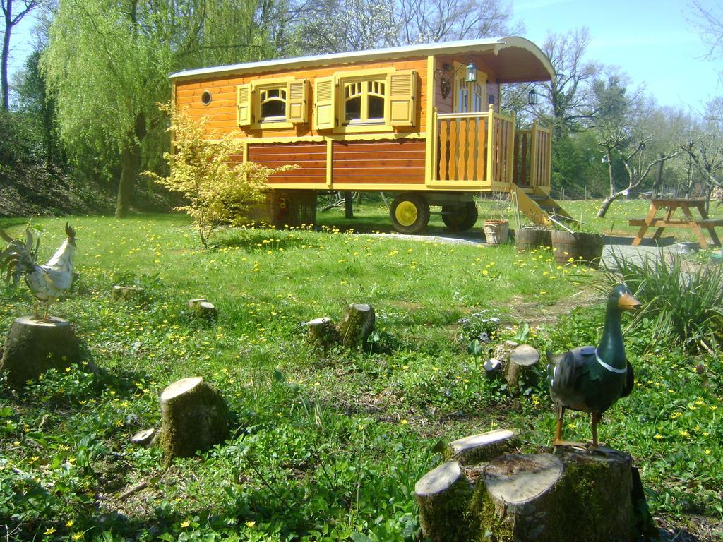 Les Roulottes De Saint-Sulpice Guest House Екстериор снимка