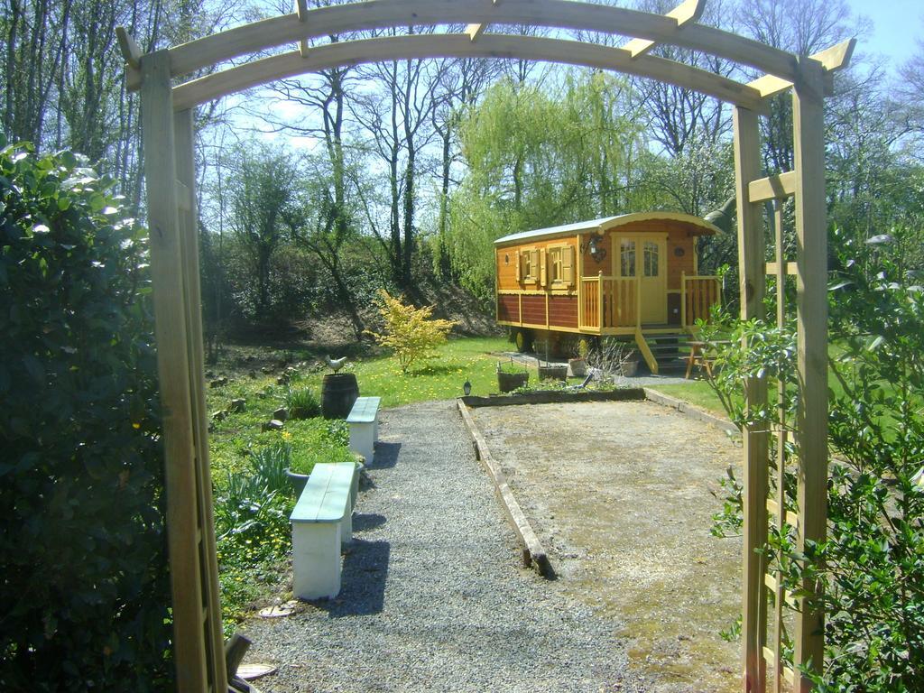 Les Roulottes De Saint-Sulpice Guest House Стая снимка