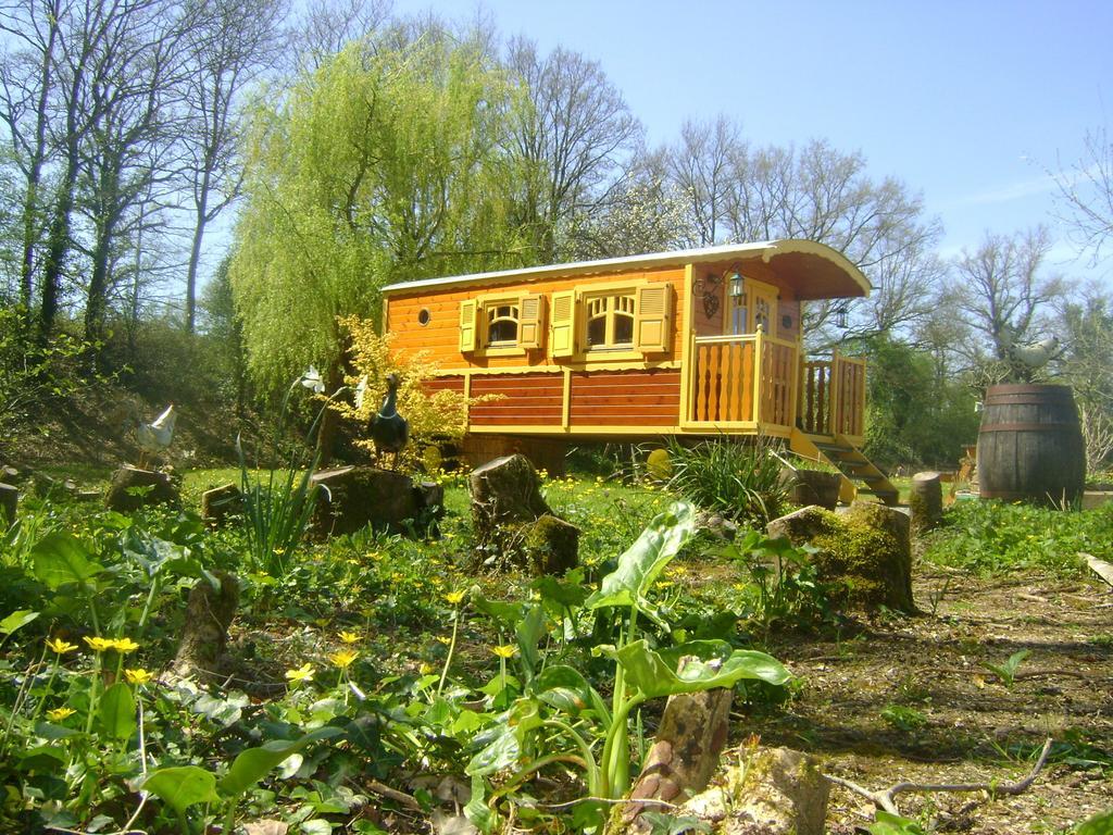 Les Roulottes De Saint-Sulpice Guest House Стая снимка