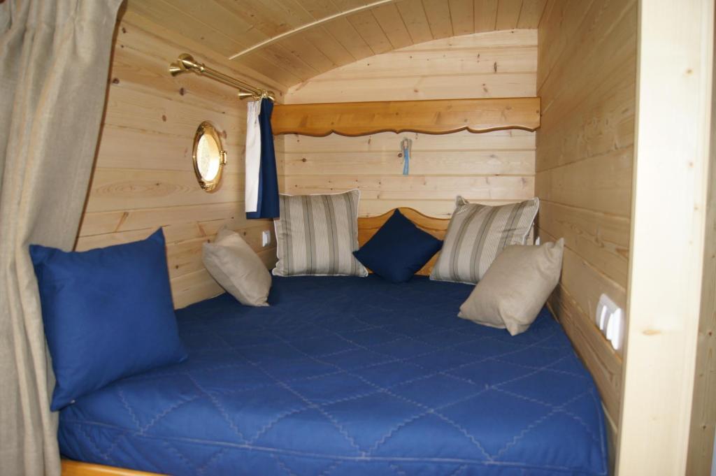 Les Roulottes De Saint-Sulpice Guest House Стая снимка