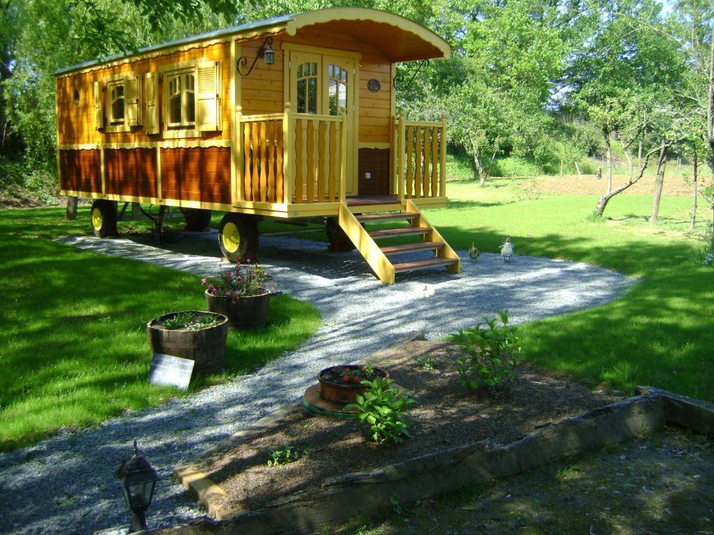 Les Roulottes De Saint-Sulpice Guest House Екстериор снимка