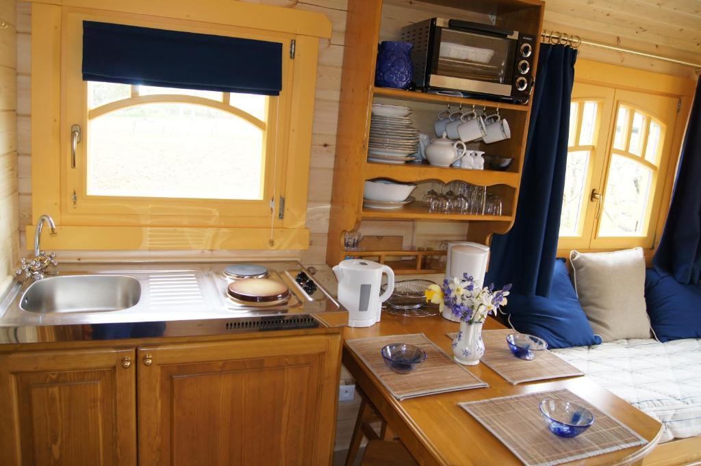 Les Roulottes De Saint-Sulpice Guest House Стая снимка