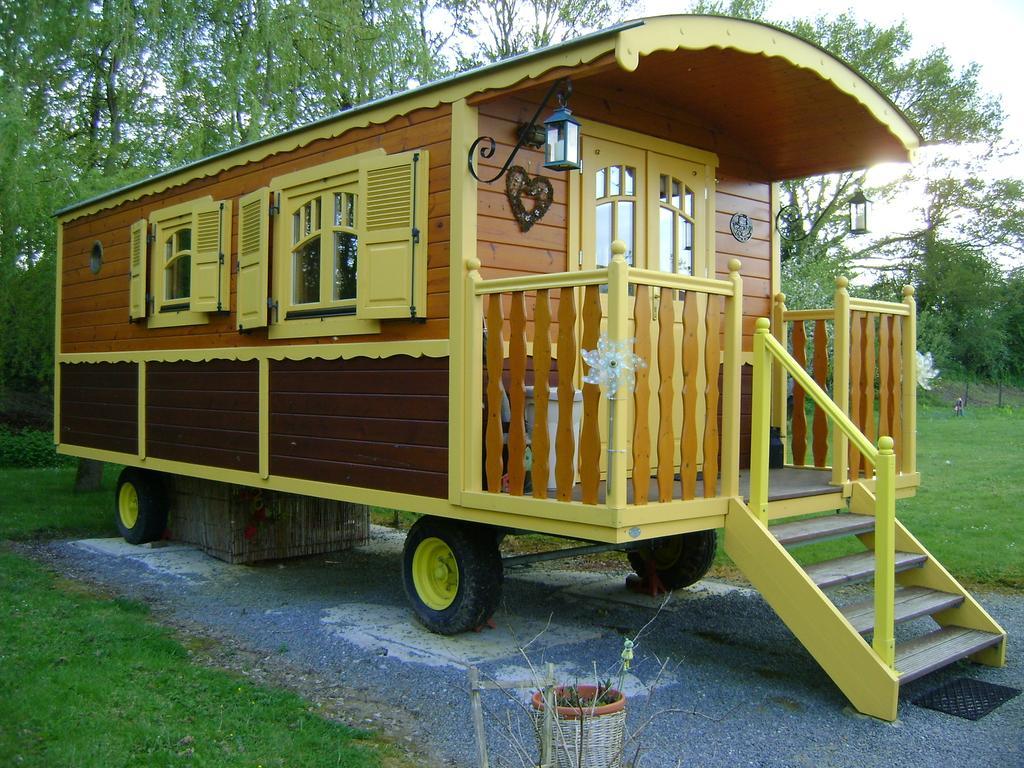 Les Roulottes De Saint-Sulpice Guest House Екстериор снимка