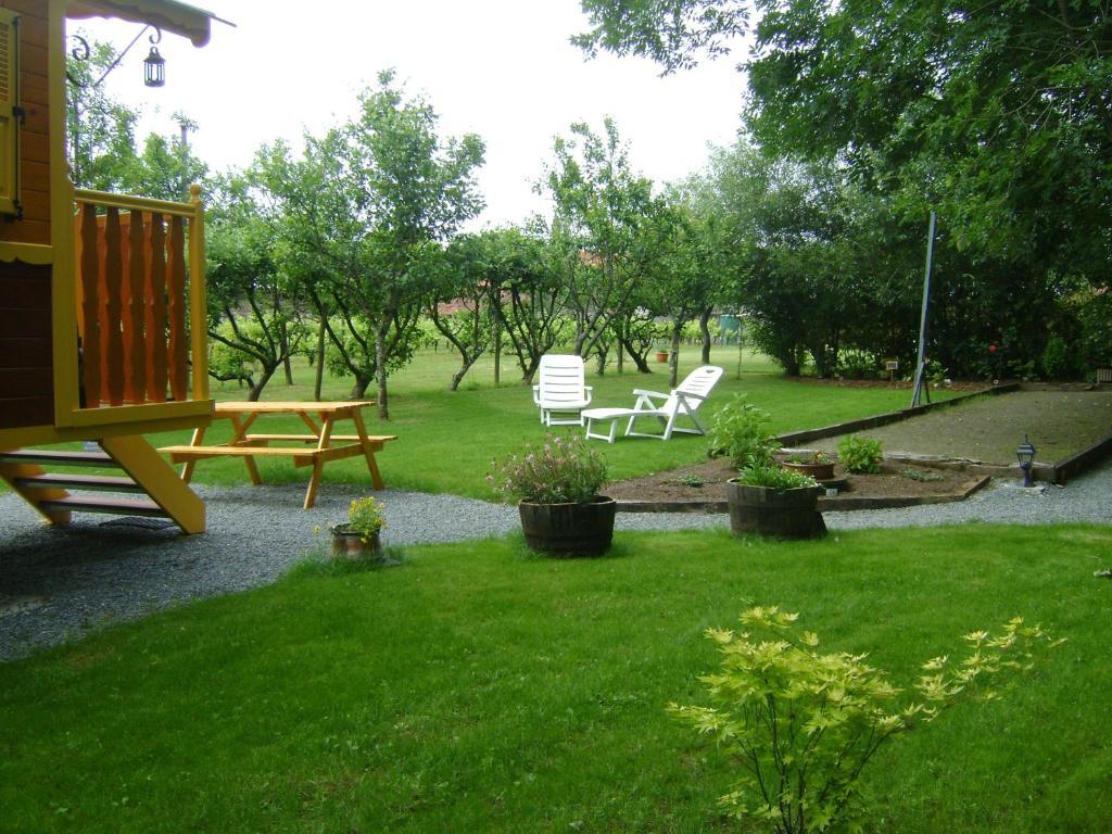 Les Roulottes De Saint-Sulpice Guest House Екстериор снимка