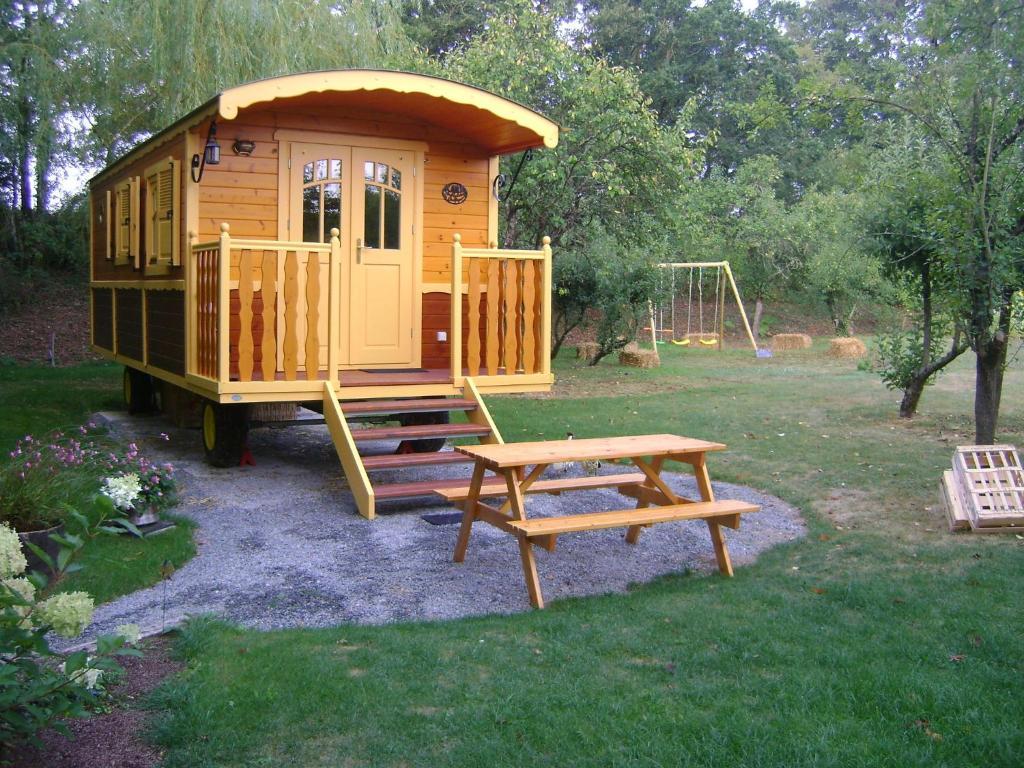 Les Roulottes De Saint-Sulpice Guest House Екстериор снимка