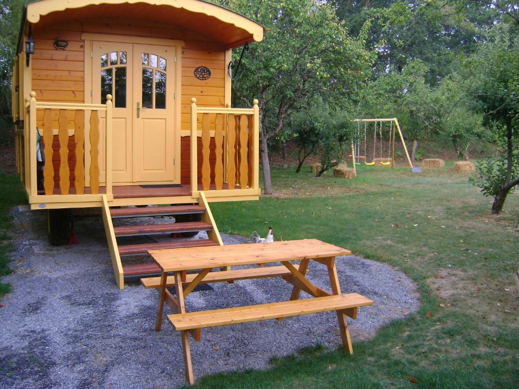 Les Roulottes De Saint-Sulpice Guest House Екстериор снимка