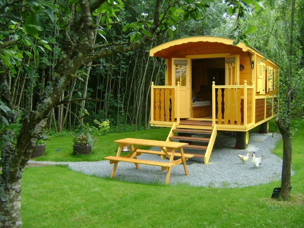 Les Roulottes De Saint-Sulpice Guest House Екстериор снимка